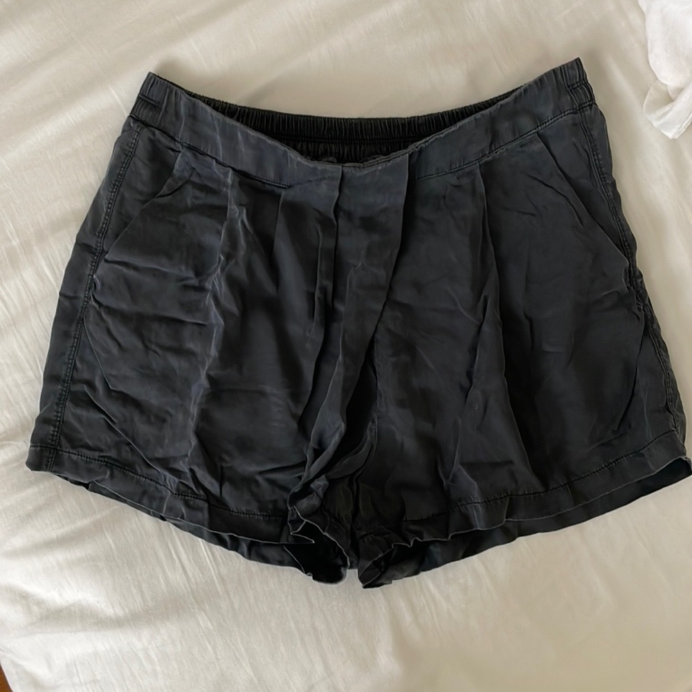 Lululemon pleated shorts with pockets